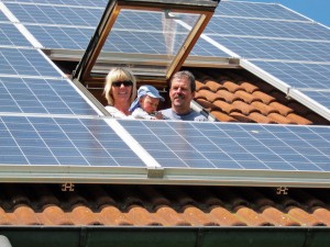 solarstrom_familie_dachfenster