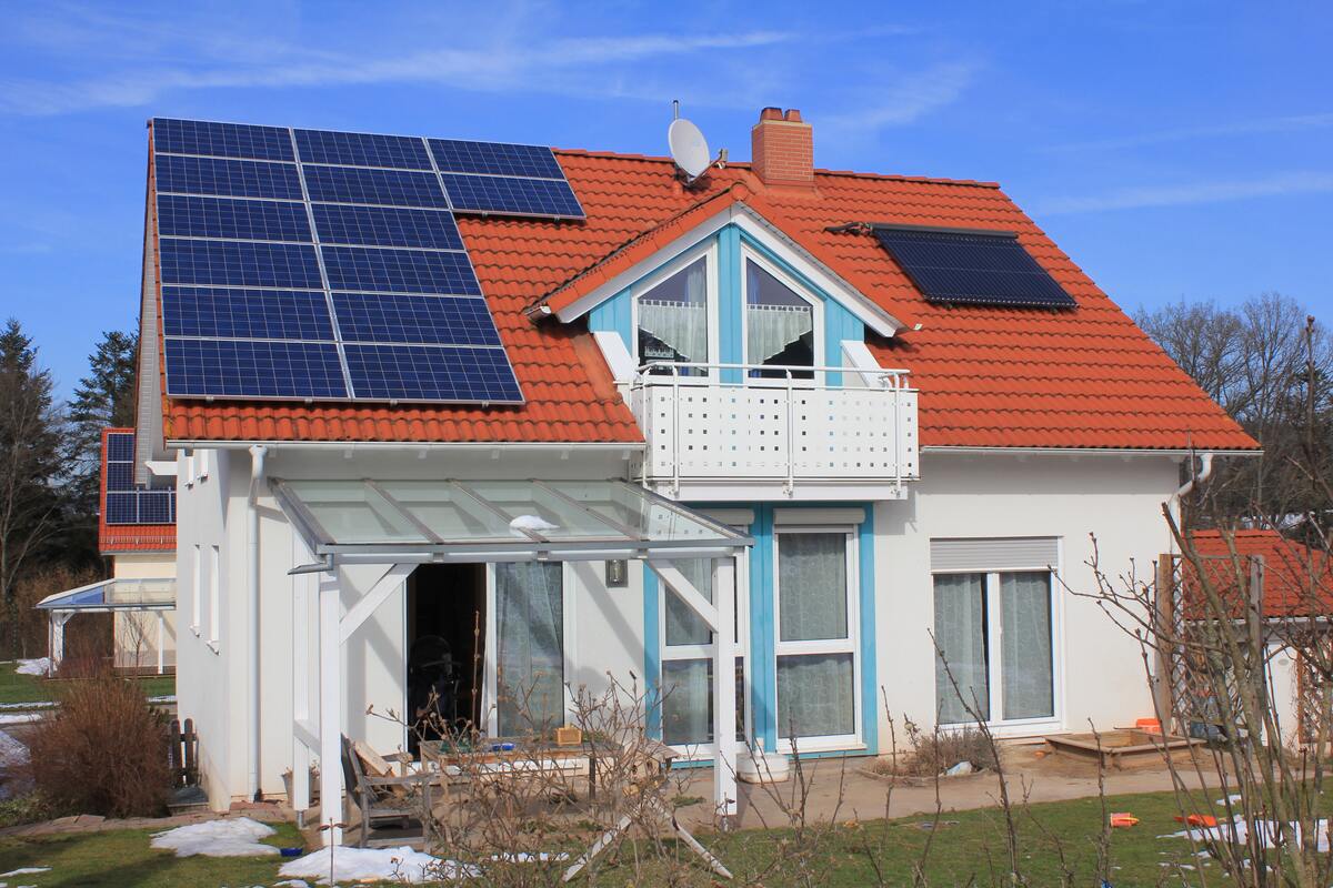 Einfamilienhaus mit Photovoltaikanlage auf dem Dach